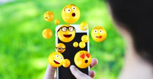 Her gün telefon yazışmalarında kullandığımız emojilere yenileri ekleniyor. Kademeli olarak