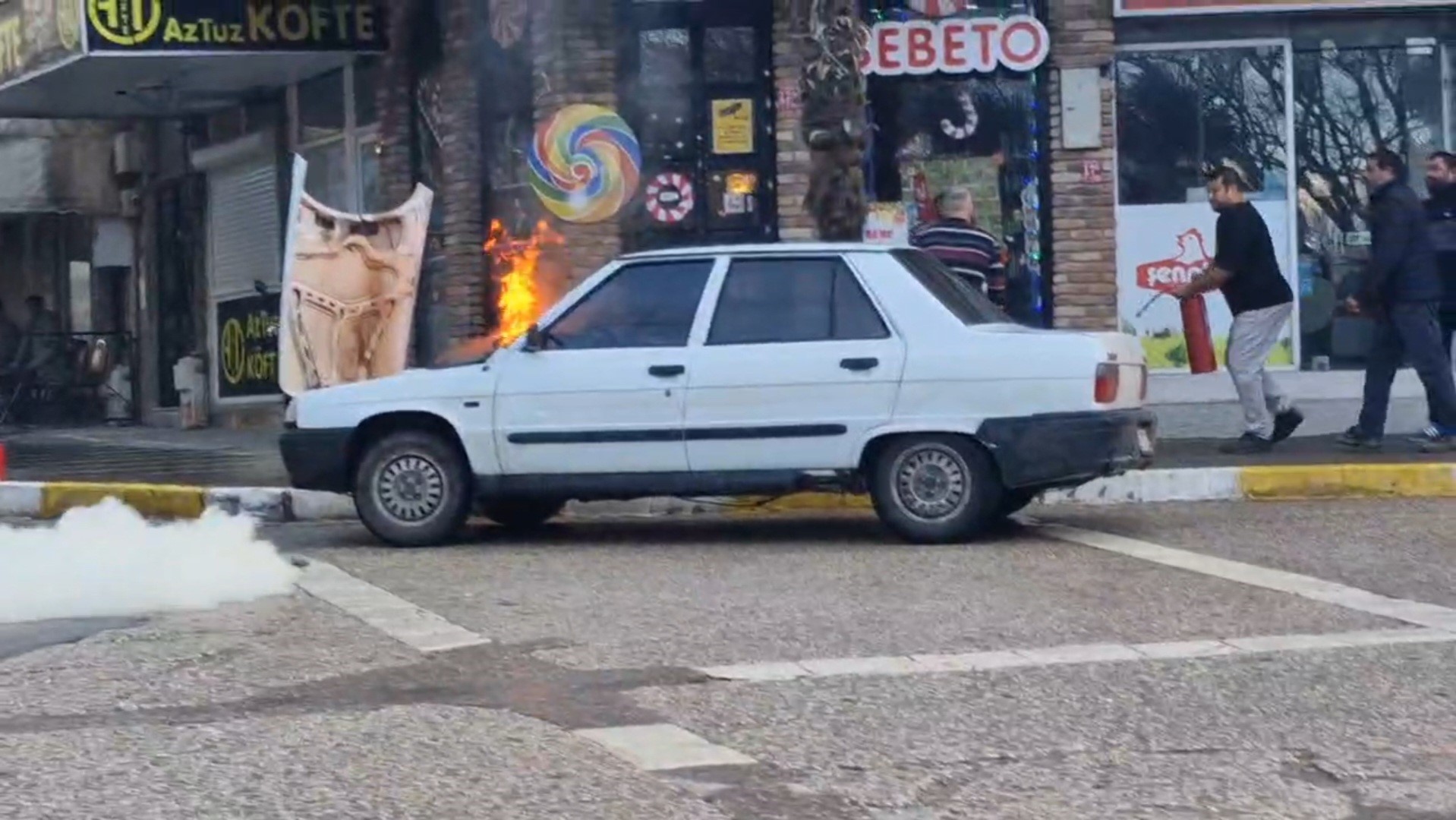 Balıkesir’in Erdek ilçesinde bir araçta elektrik kontağı sebebiyle çıkan yangın