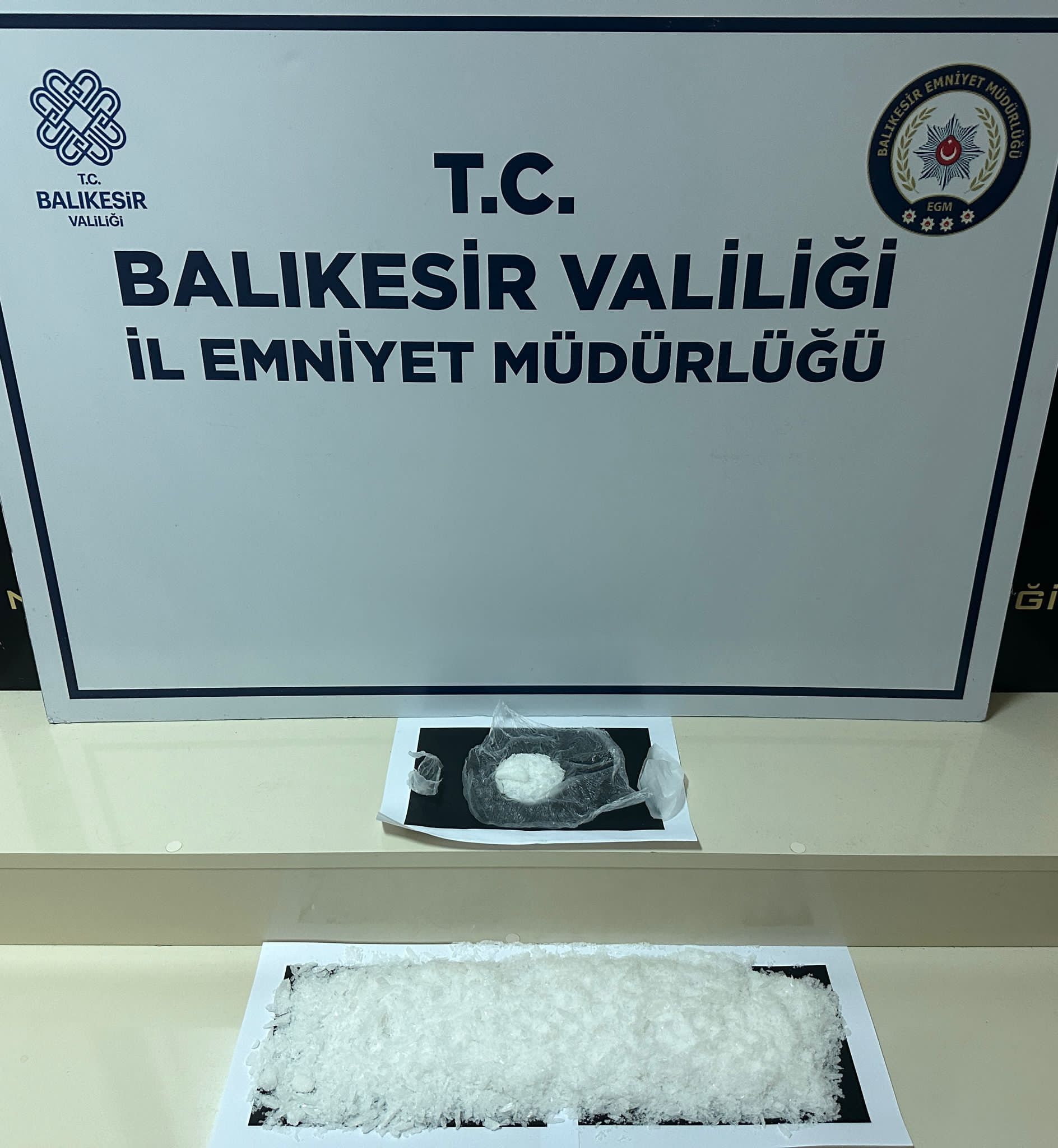 Balıkesir’in Bandırma ilçesinde, uyuşturucu ticareti yaptığı belirlenen 4 kişi, yapılan