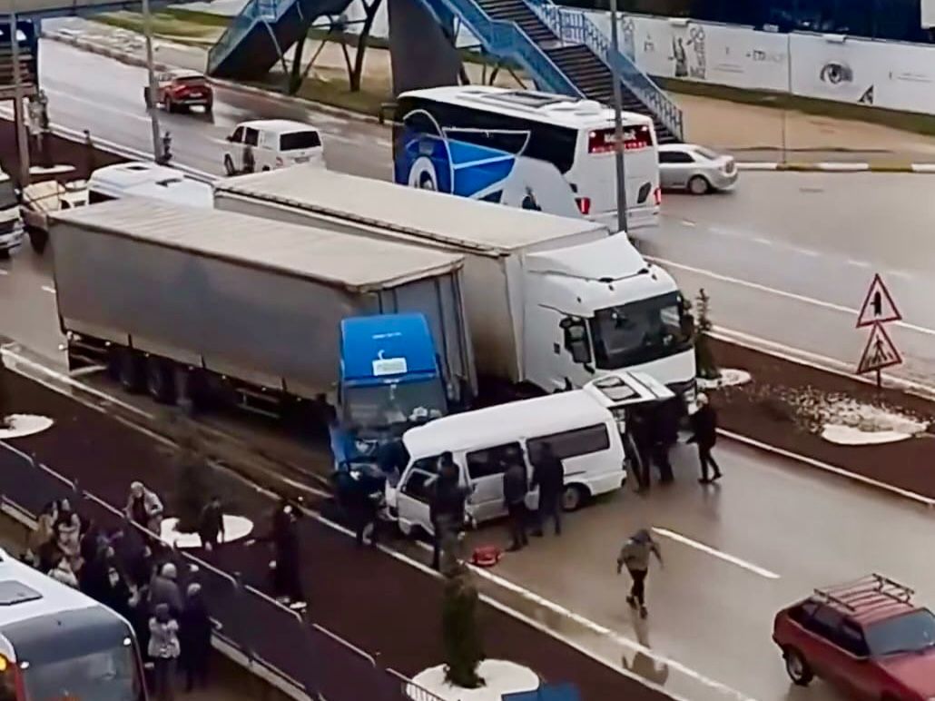 Balıkesir’in Bandırma ilçesinde, ticari minibüsün orta refüjü geçerek tırla kafa