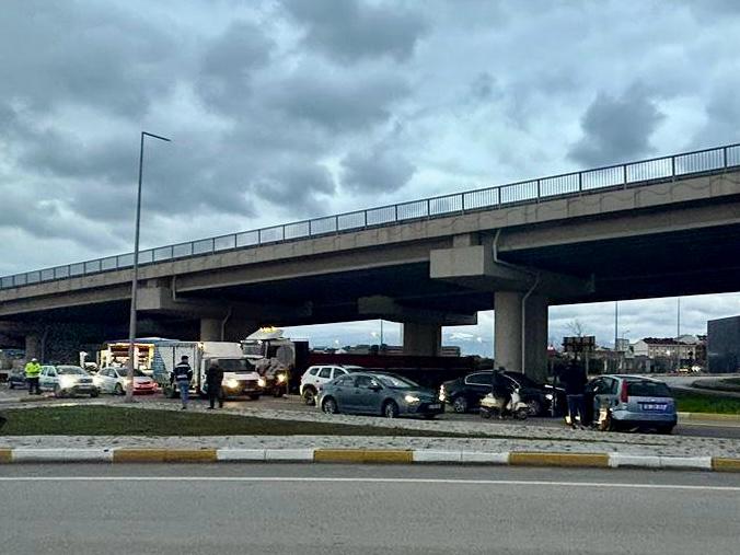 Balıkesir’in Bandırma ilçesinde iki şahsi aracın çarptığı kazada araç sürücüleri