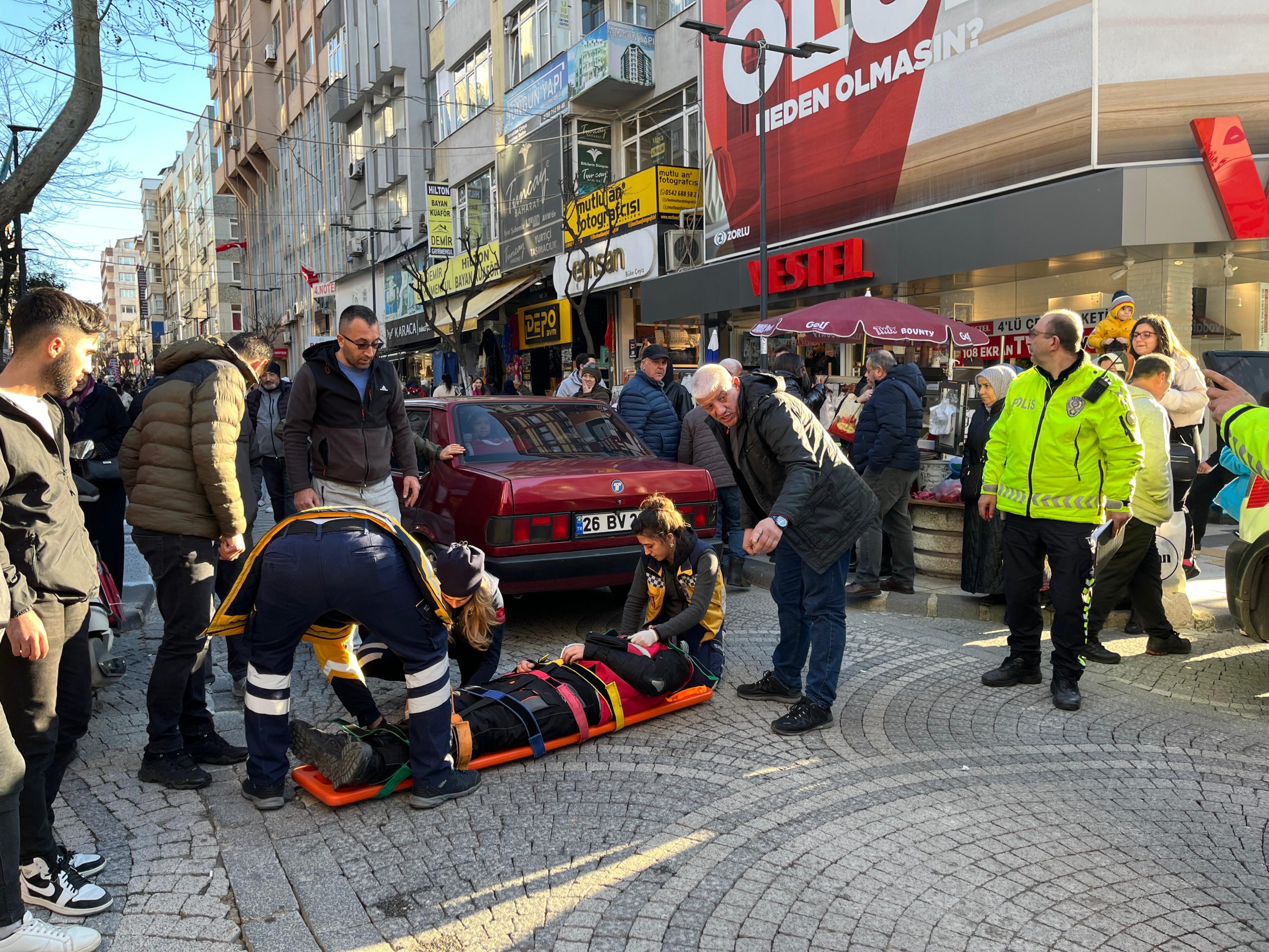 Balıkesir’in Bandırma ilçesinde meydana gelen trafik kazasında otomobil ile çarpışan