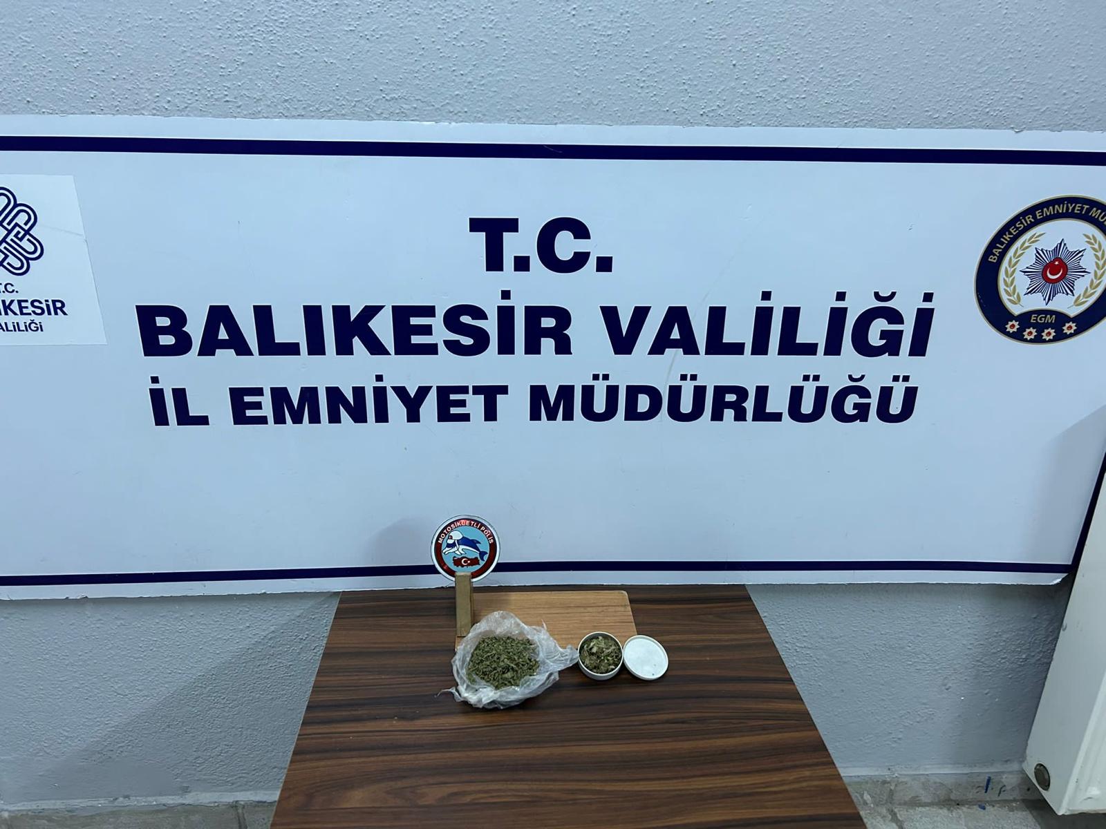 Balıkesir’in Bandırma ilçesinde durumundan şüphe edilerek üst araması yapılan iki