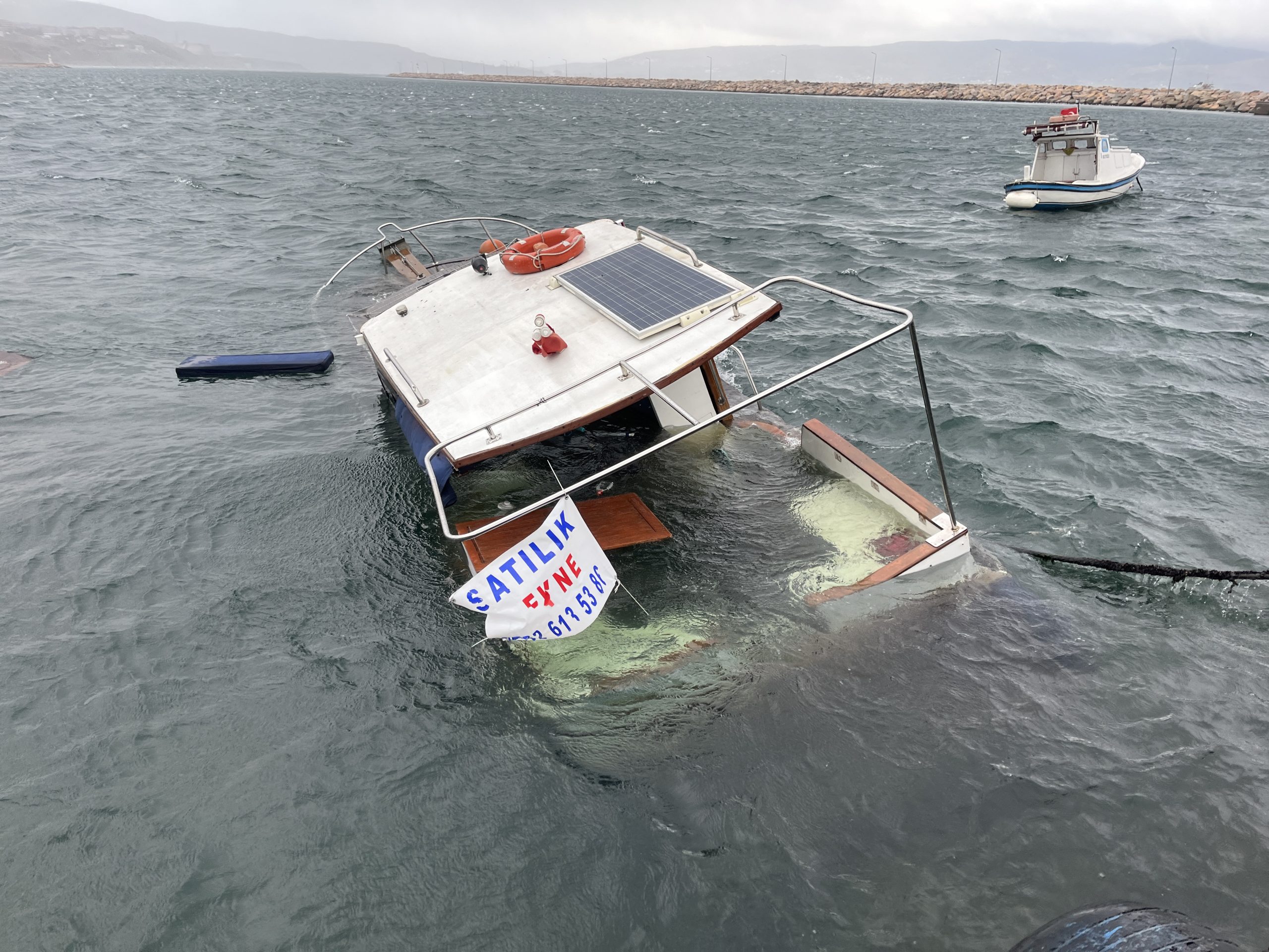 Balıkesir’in Bandırma ilçesinde limana bağlı olan bir tekne, sahibinin çaresiz