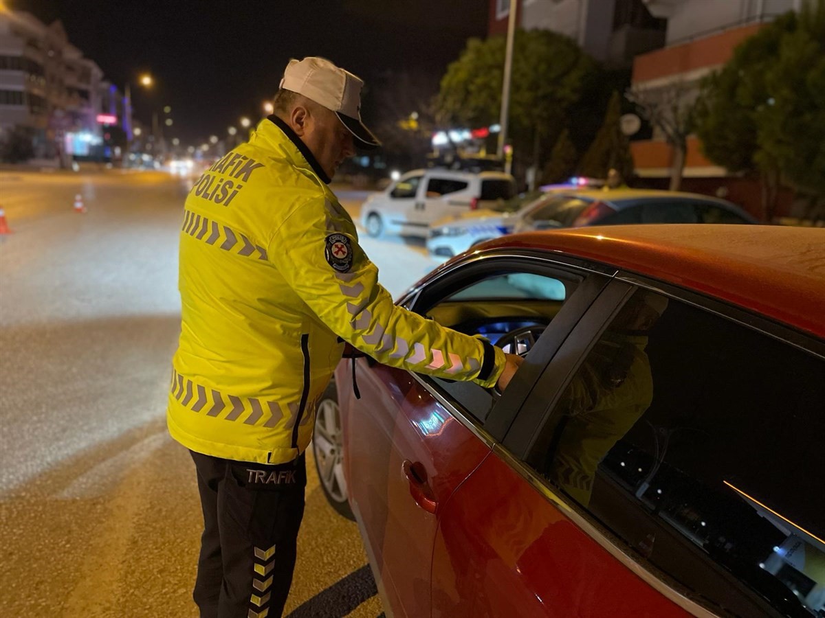 Balıkesir’de trafik polisleri tarafından yapılan denetimlerde, kusurlu bulunan 67 araç