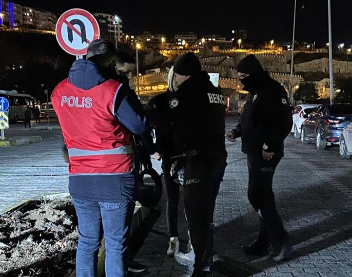 Balıkesir’in Bandırma İlçesinde, bir motosikleti çalmaya çalışan hırsızlar, mahalle bekçileri