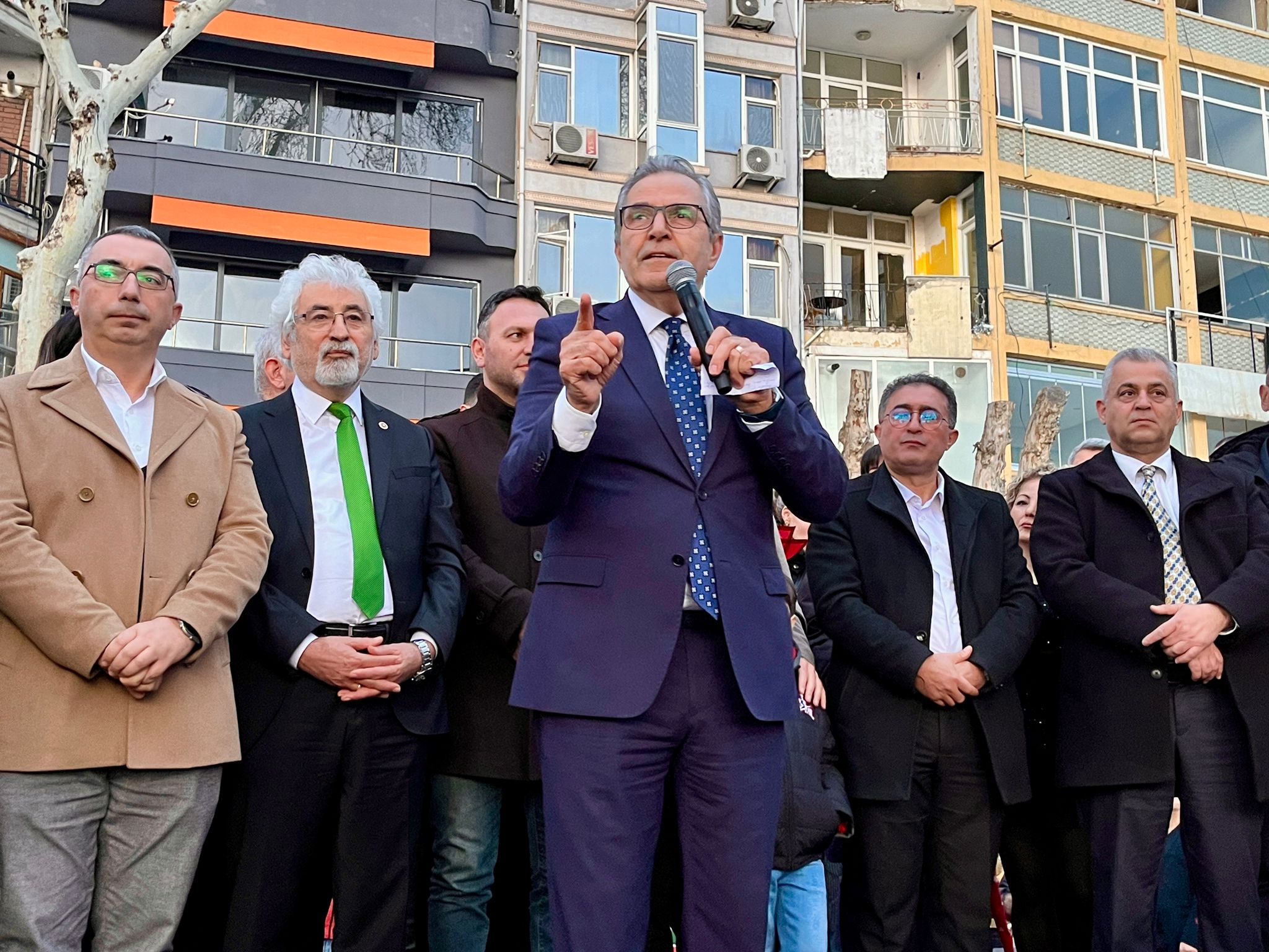 CHP’nin Bandırma Belediye Başkan Adayı Dursun Mirza, Cumhuriyet Meydanı’nda seçim