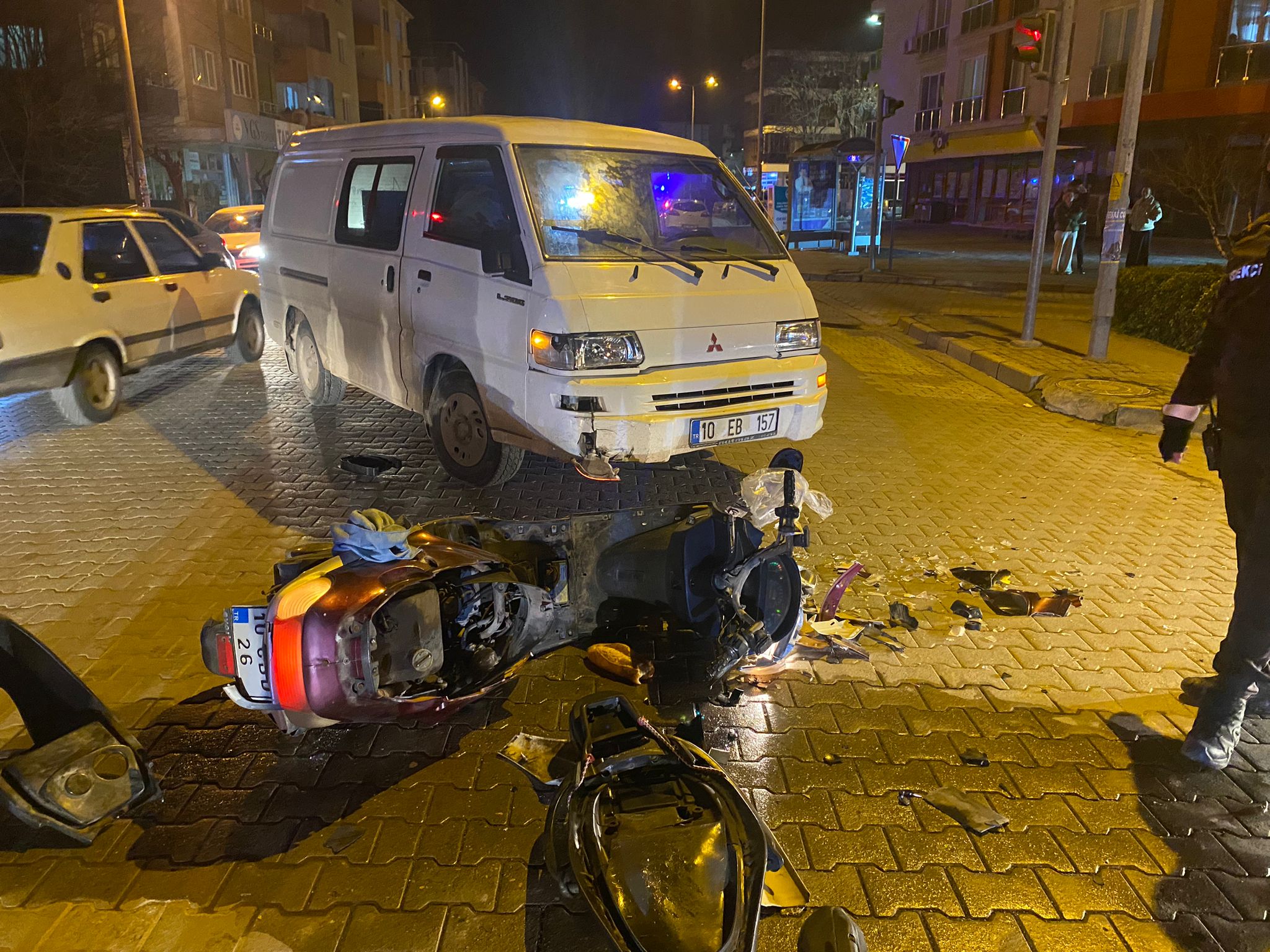 Balıkesir’in Gönen ilçesinde kırmızı ışık ihlali yapan motosiklete kamyonet çarpı,