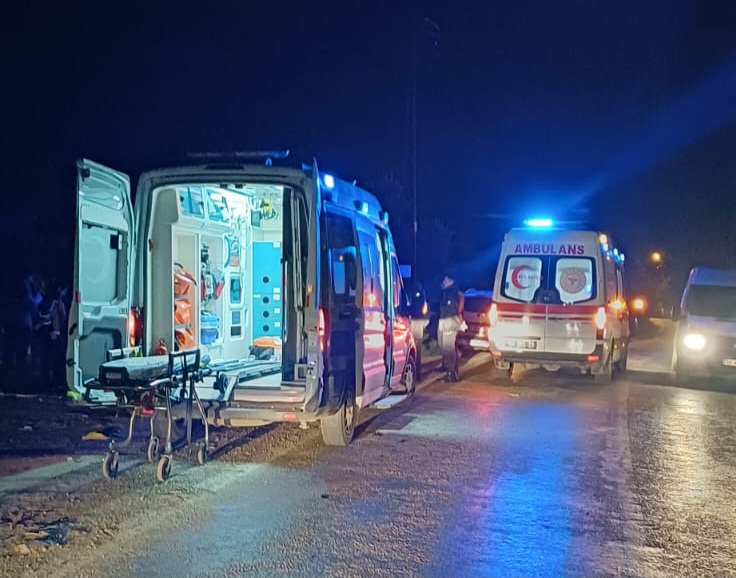 Balıkesir’in Erdek İlçesi’nde meydana gelen trafik kazasında motosiklet üstündeki 2