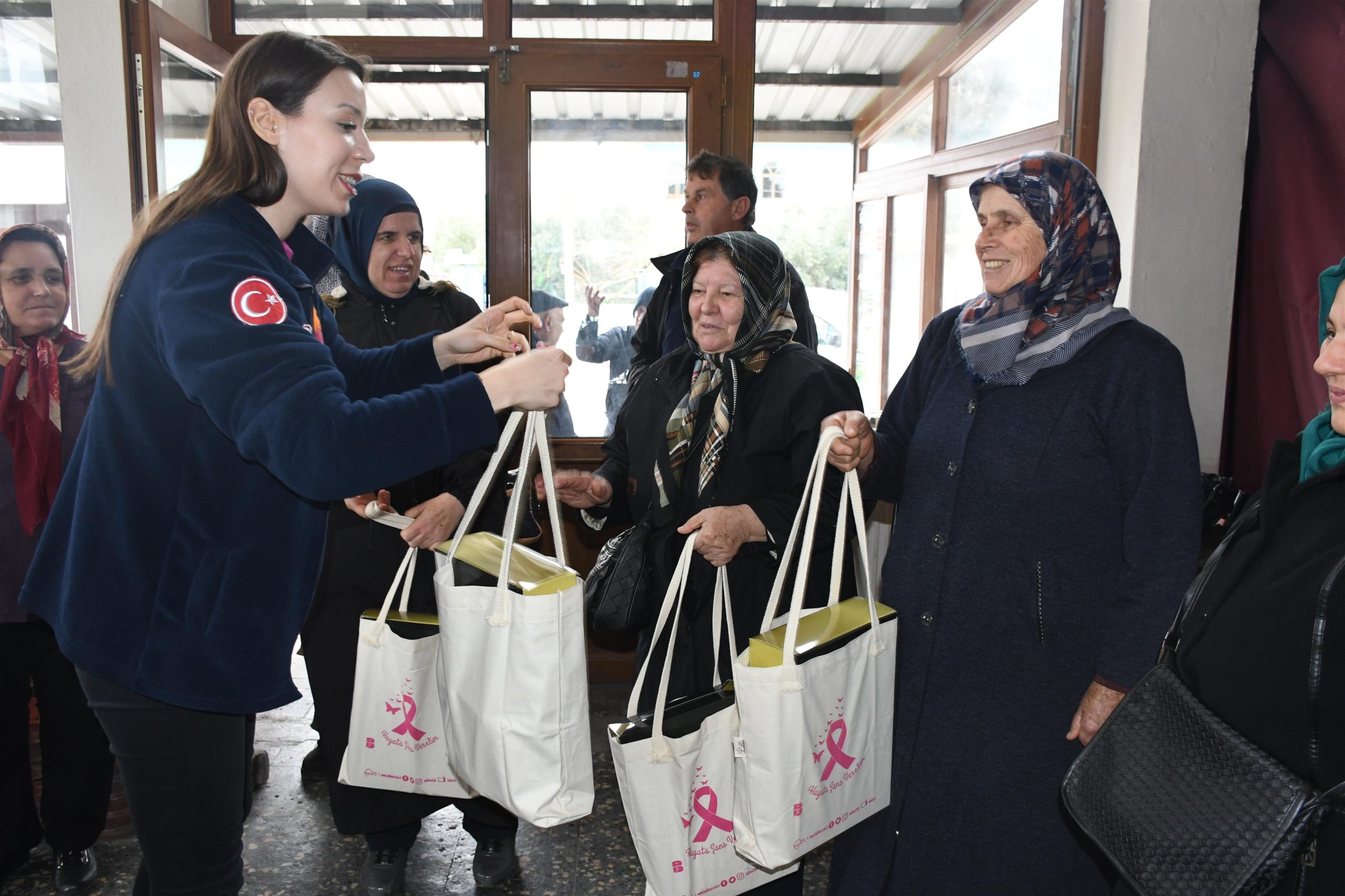 Balıkesir Büyükşehir Belediyesi, kırsal mahallelerdeki vatandaşların sağlık ihtiyaçlarını karşılamak amacıyla