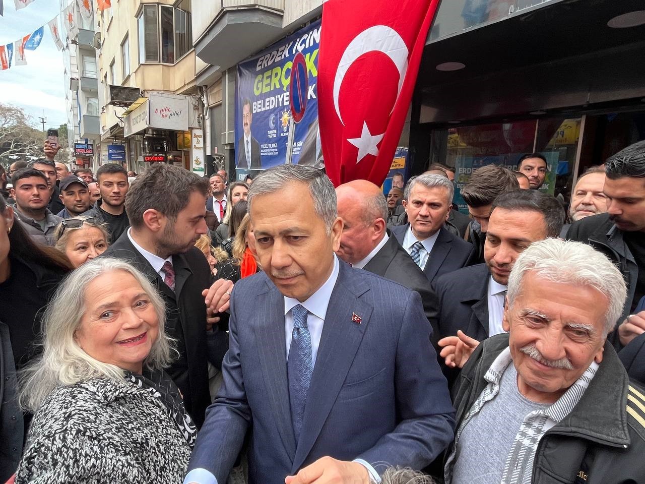 İçişleri Bakanı Ali Yerlikaya Balıkesir’in Erdek ilçesinde AK Parti Erdek