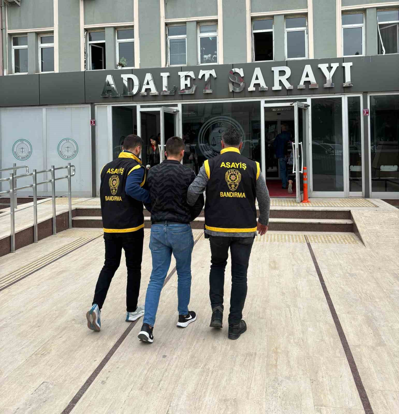 Balıkesir’in Bandırma ilçesinin Sunullah Mahallesi’nde, hırsız, polisin takibi sonucu çatı