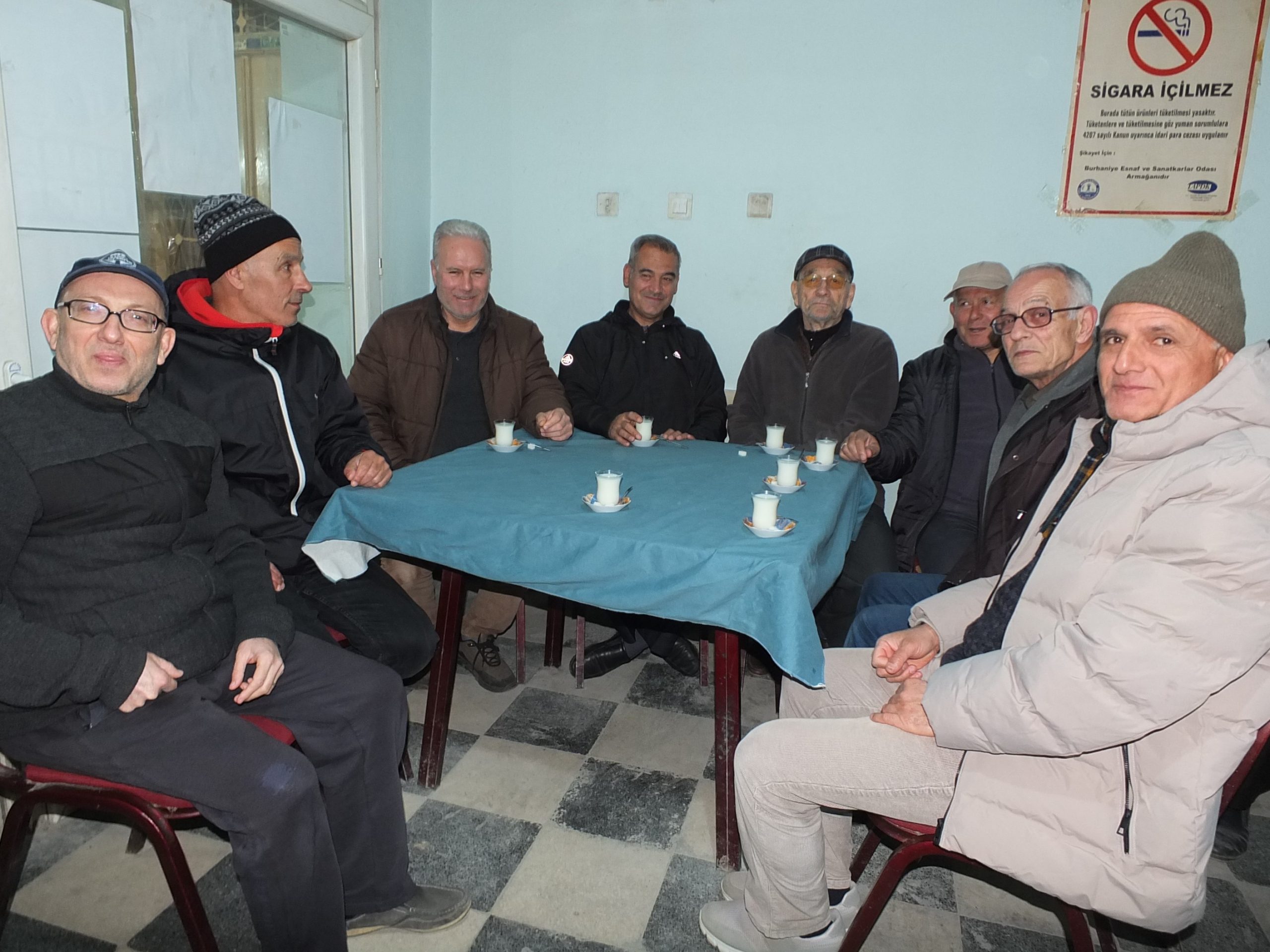 Burhaniye ilçesinde, kahvehanelerdeki süt servisi yoğun ilgi gördü. Çay yerine