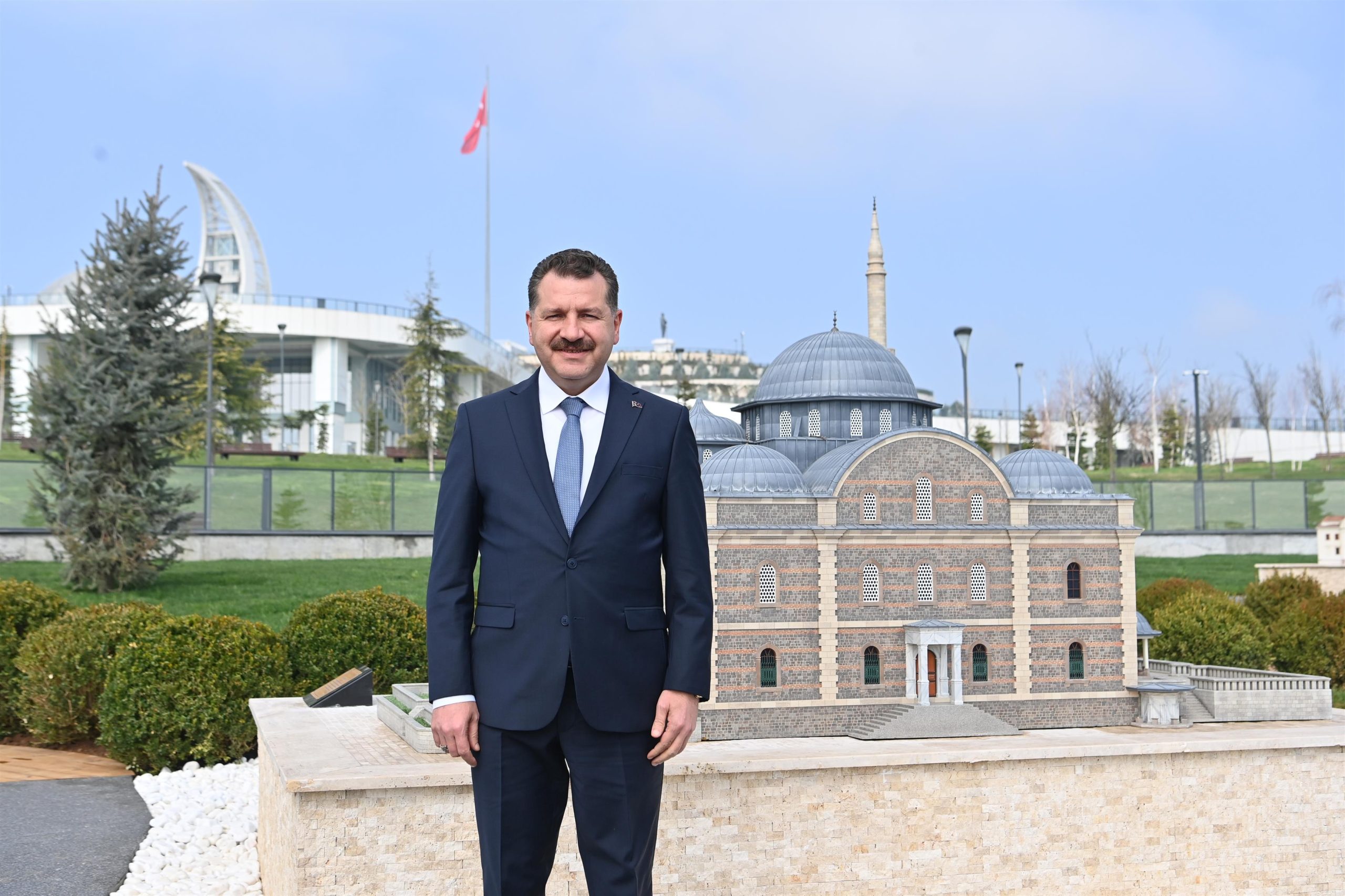 Balıkesir Büyükşehir Belediye Başkanı Yücel Yılmaz, Hilal Minareli Şehitler Camisiyle,