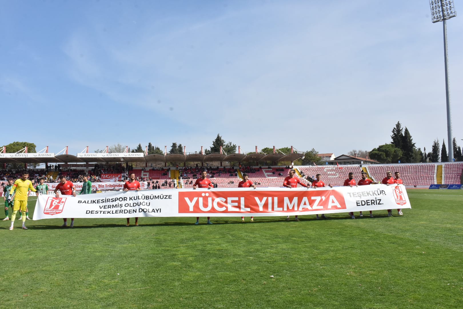 Ahmet Akın kendisi için tezahüratlar duyacağını sanarak büyük bir hevesle