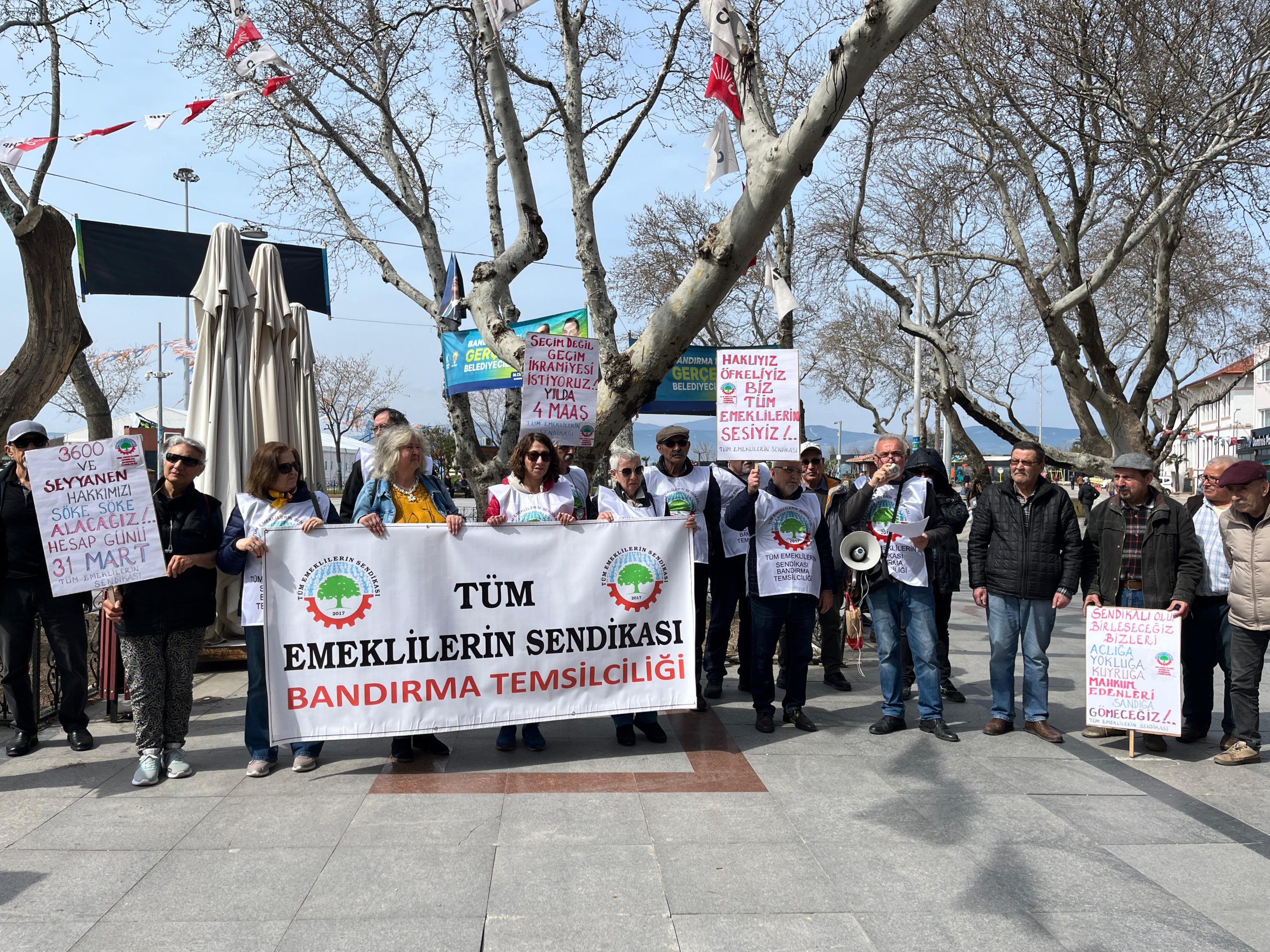 Tüm Emeklilerin Sendikası, emekli maaşları ve ikramiyelerinin iyileştirilmesi gündemiyle Bandırma’da