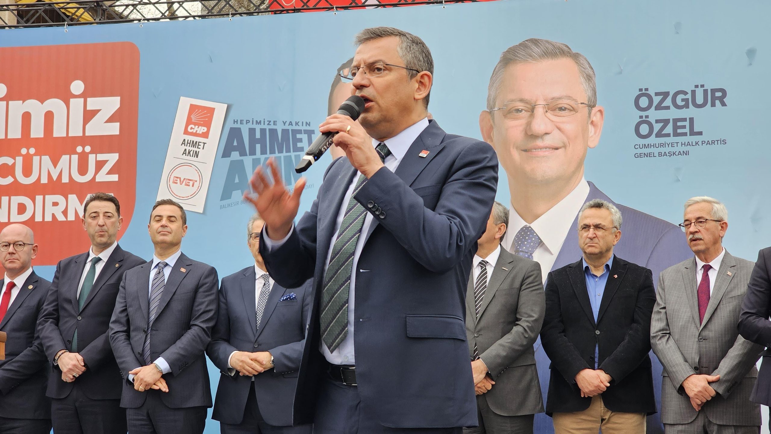 CHP Genel Başkanı Özgür Özel, partisinin Bandırma’da düzenlediği mitingde, İYİ