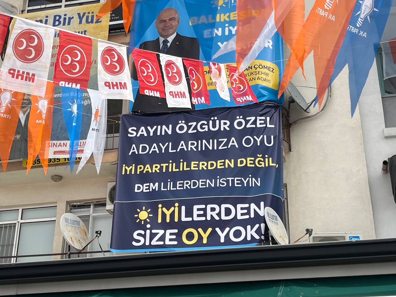 Özgür Özel Balıkesir’de İYİ parti seçmeninden oy isteyince Turhan Çömez’den