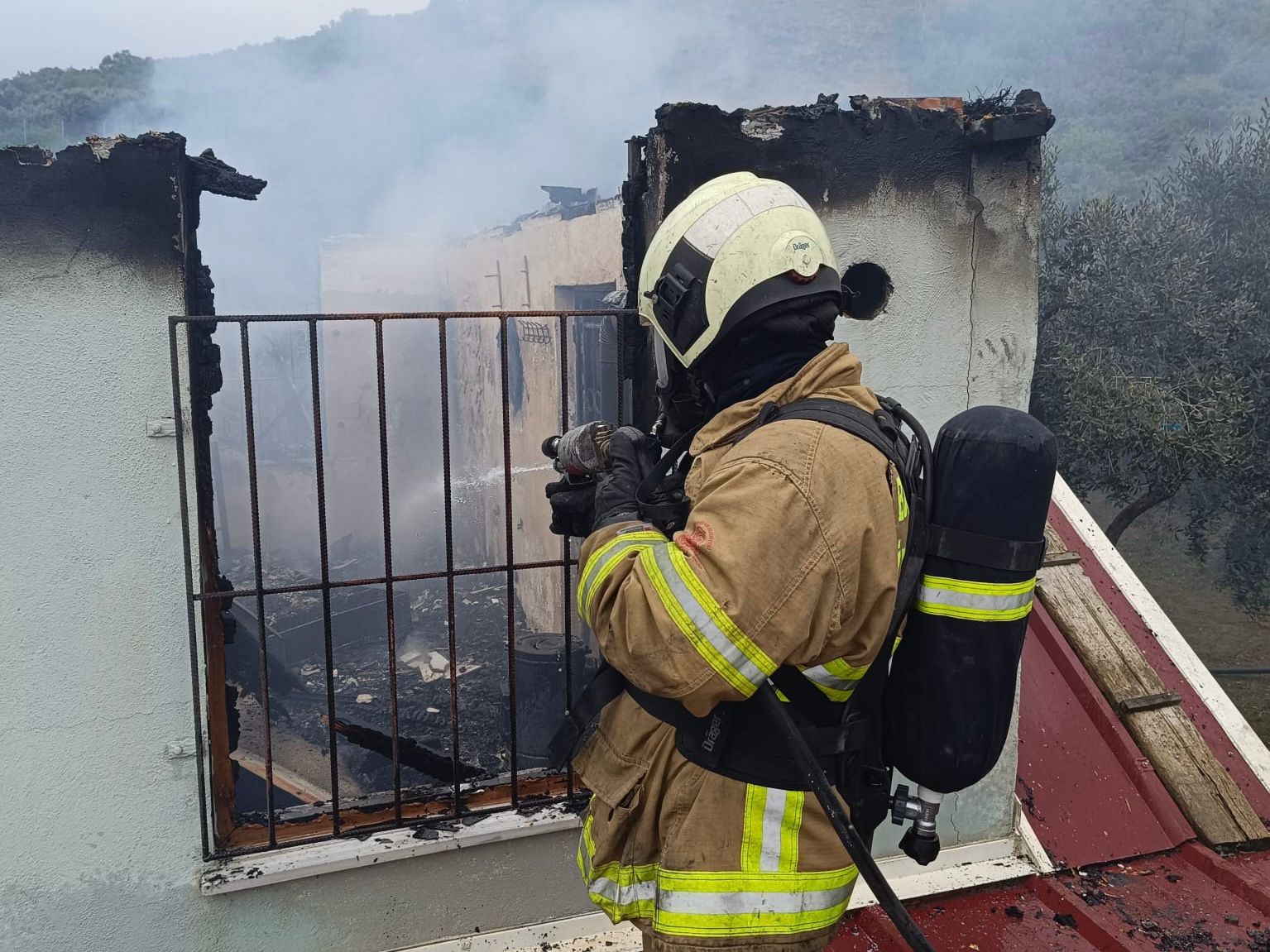 Balıkesir’in Erdek ilçesinde bir evde yangın çıktı. Meydana gelen yangın