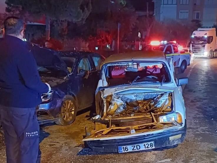 Balıkesir’in Erdek ilçesinde meydana gelen çift taraflı trafik kazasında 3