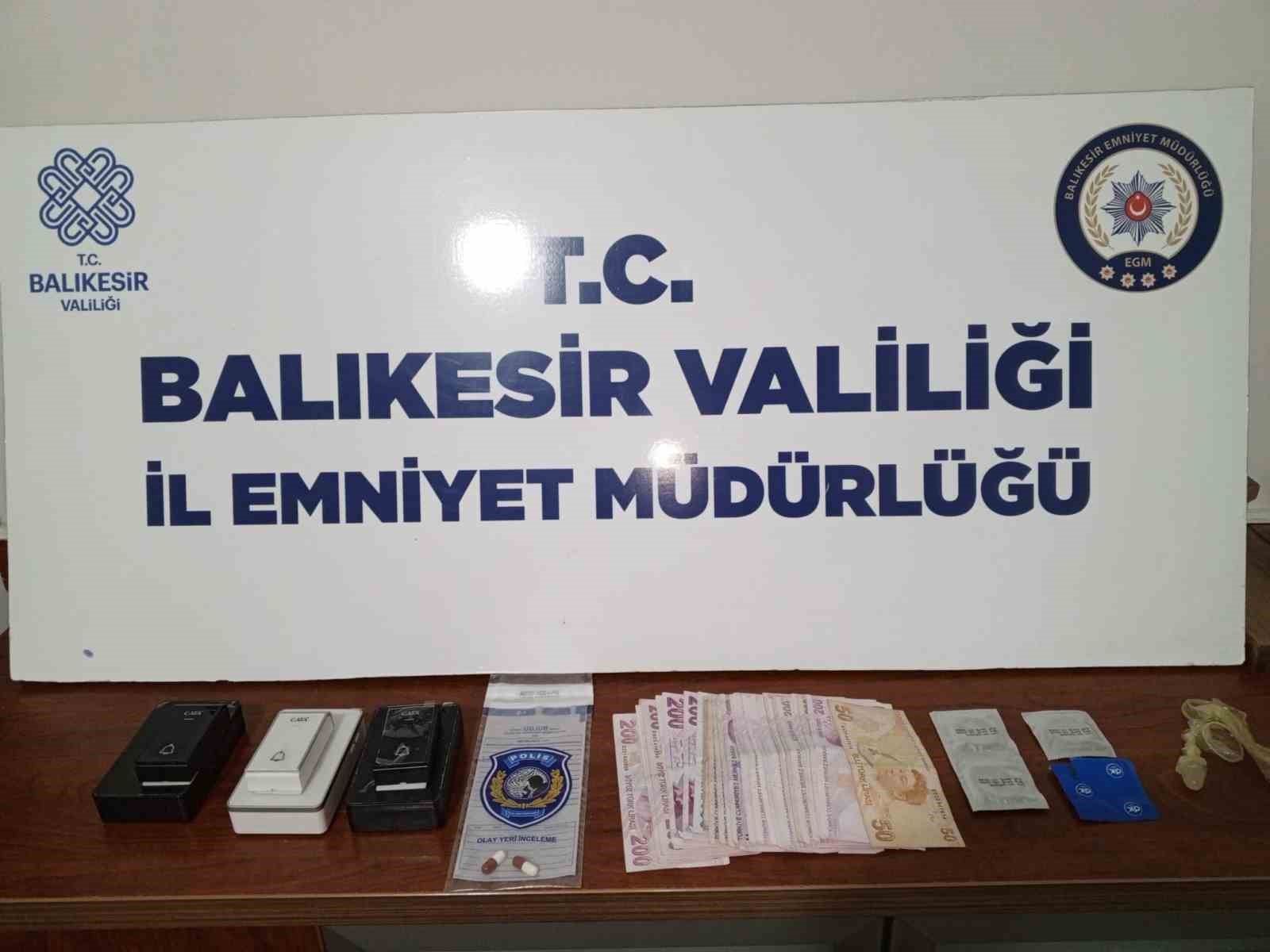 Balıkesir’in Bandırma ilçesinde emniyet ekiplerinin fuhuş yapıldığını tespit ettiği masaj