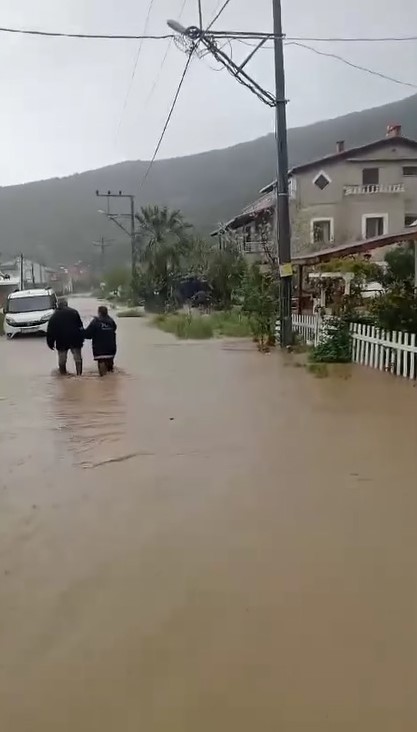 Balıkesir’in Erdek ilçesi kırsalında bulunan Kapıdağ bölgesinde sağanak yağış su