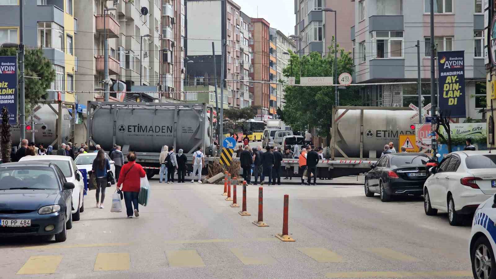 Balıkesir’in Bandırma ilçesinde Ordu Caddesi’nde bulunan hemzemin geçitte yük treninin