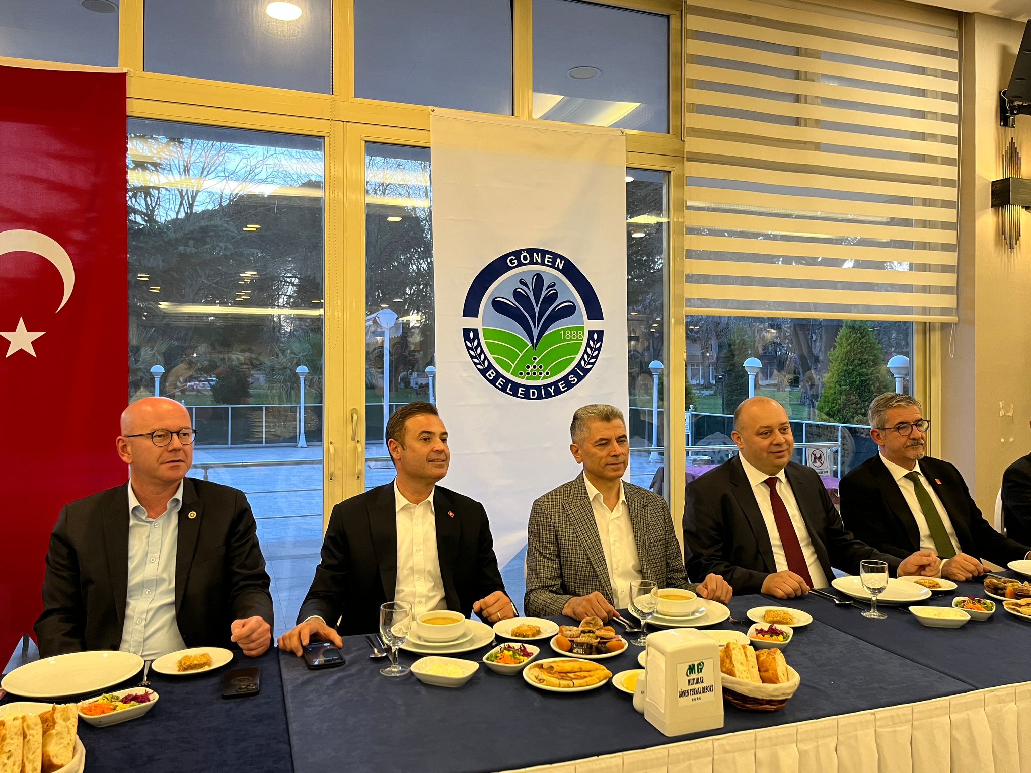 Gönen Belediye Başkanı İbrahim Palaz’ın ev sahipliğinde düzenlenen iftar programında