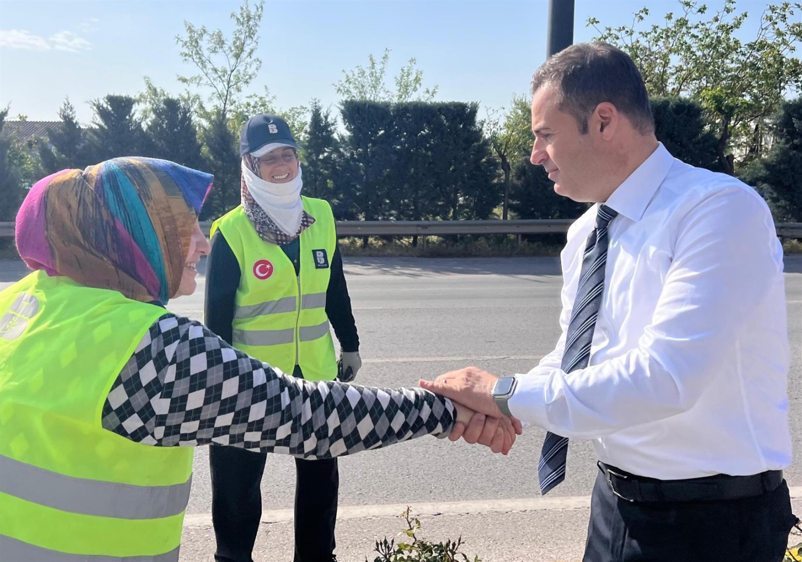 Balıkesir Büyükşehir Belediye Başkanı Ahmet Akın, refüjde bitki bakımı yapan