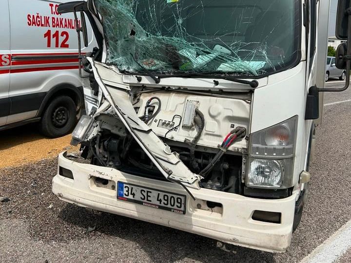 Balıkesir’in Gönen ilçesinde bir traktör ve kamyonetin karıştığı trafik kazasında