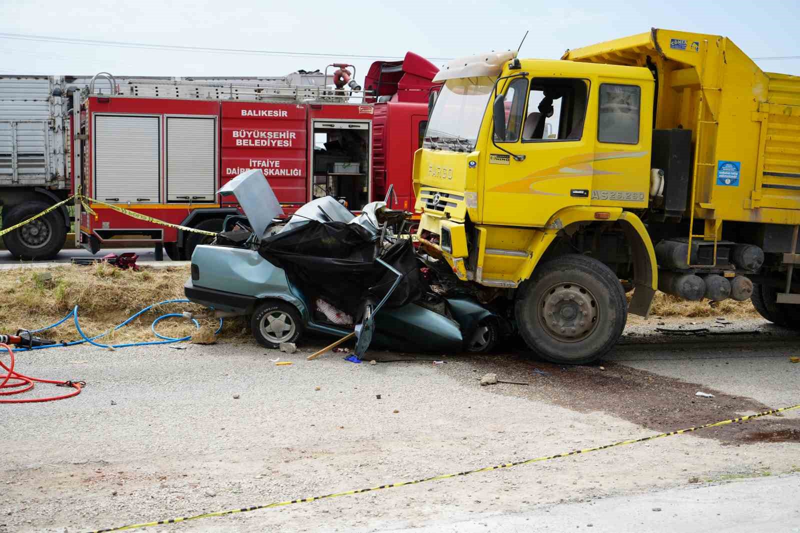 Balıkesir Edremit-İzmir karayolunda bir otomobil kamyona çarptı. İlk belirlemelere göre,