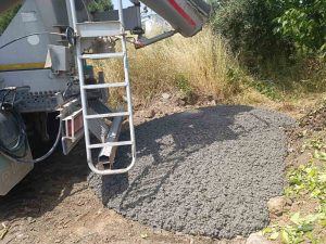 Erdek’te yol kenarına beton döküp çevre kirliliğine sebep olan beton