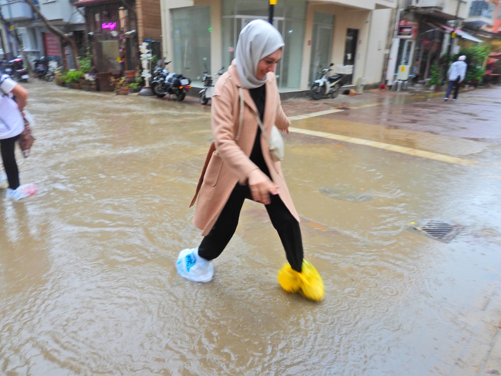 Erdek’te etkili olan sağanak yağış nedeniyle yollar yine göle döndü.