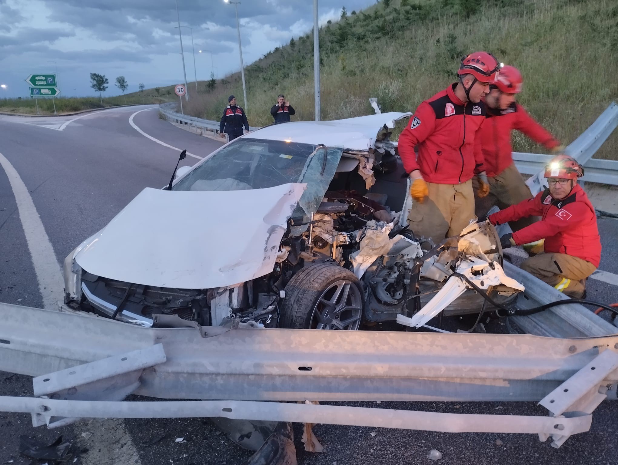 Bursa’nın Mustafakemalpaşa ilçesinde kontrolden çıkıp refüje çarpan otomobilde bulunan baba