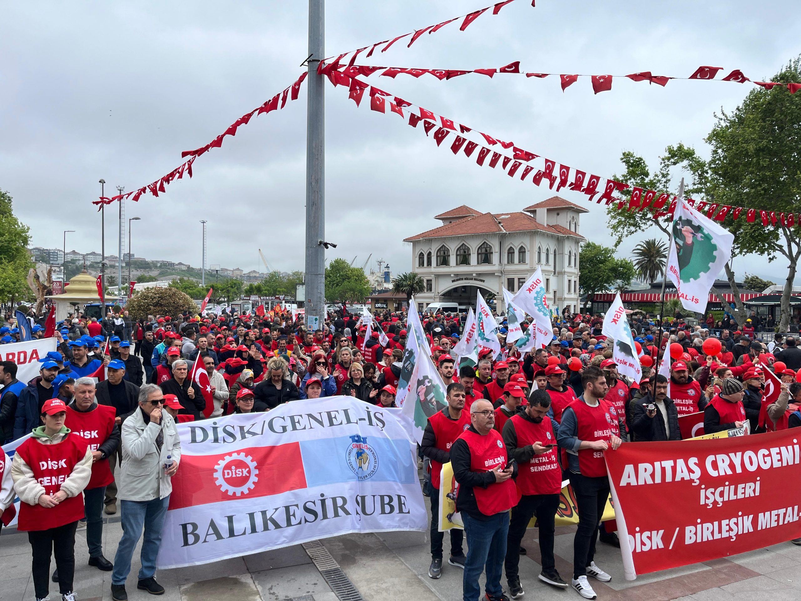 Balıkesir’in Bandırma ilçesinde, “1 Mayıs İşçi Bayramı” dolayısıyla yürüyüş ve