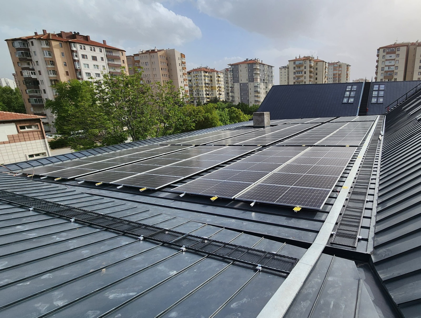 Güneş enerji sistemleri, yenilenebilir enerji kaynaklarının en popülerlerinden biridir. Bu