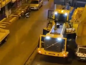 Balıkesir’in Erdek ilçesinde limandaki gemiye geçiş yapmak için yol alan