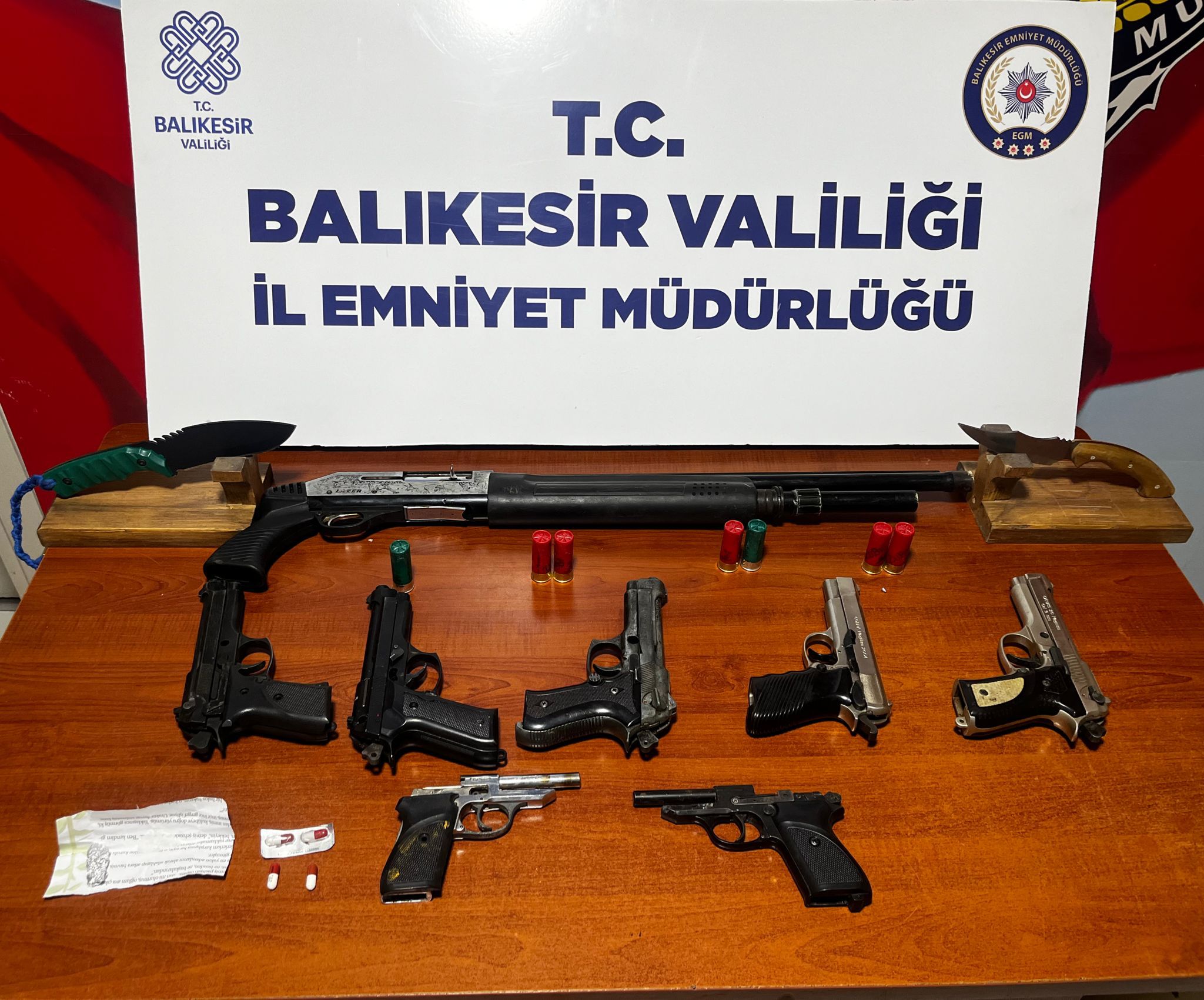 Balıkesir’in Bandırma ilçesinde ikametine baskın yapılan uyuşturucu taciri kendini halı