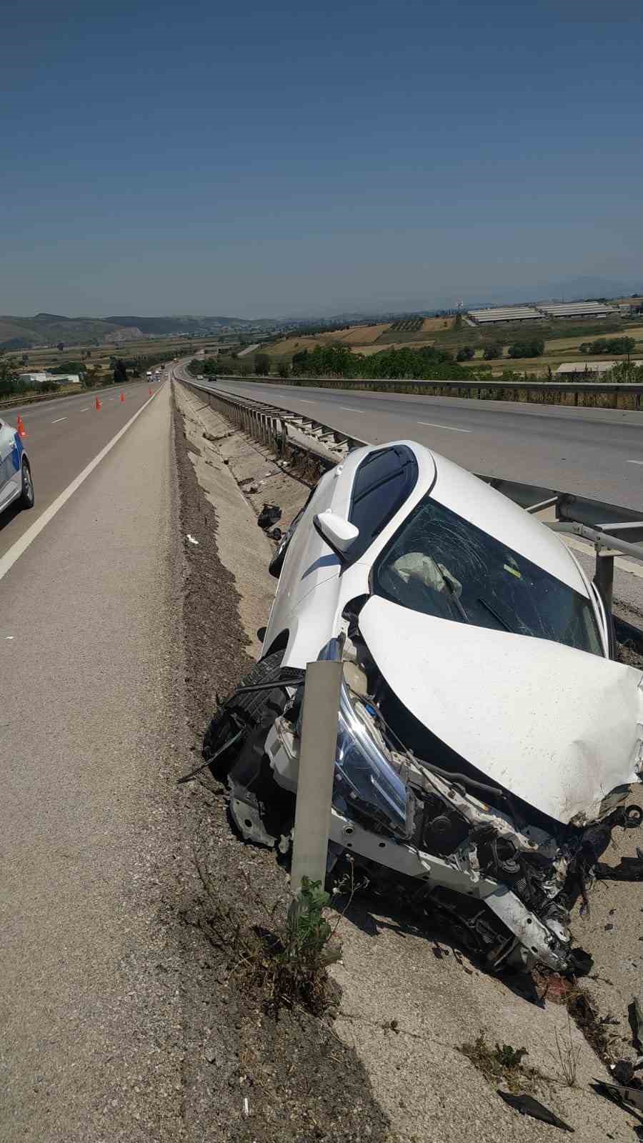 Bursa-Balıkesir karayolunda sürücüsünün direksiyon hakimiyetini kaybettiği otomobil refüje çarptı. Kazada