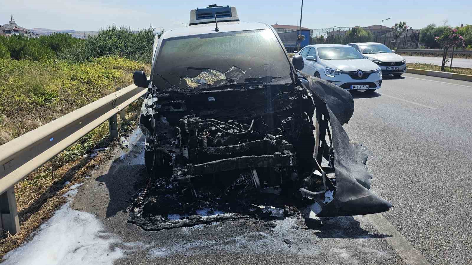 Balıkesir’in Bandırma ilçesinde seyir halindeki araç alev aldı, araç kullanılamaz