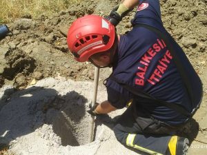 ERDEK’TE ÇUKURA DÜŞEN YAVRU DOMUZUN İMDADINA İTFAİYE YETİŞTİ