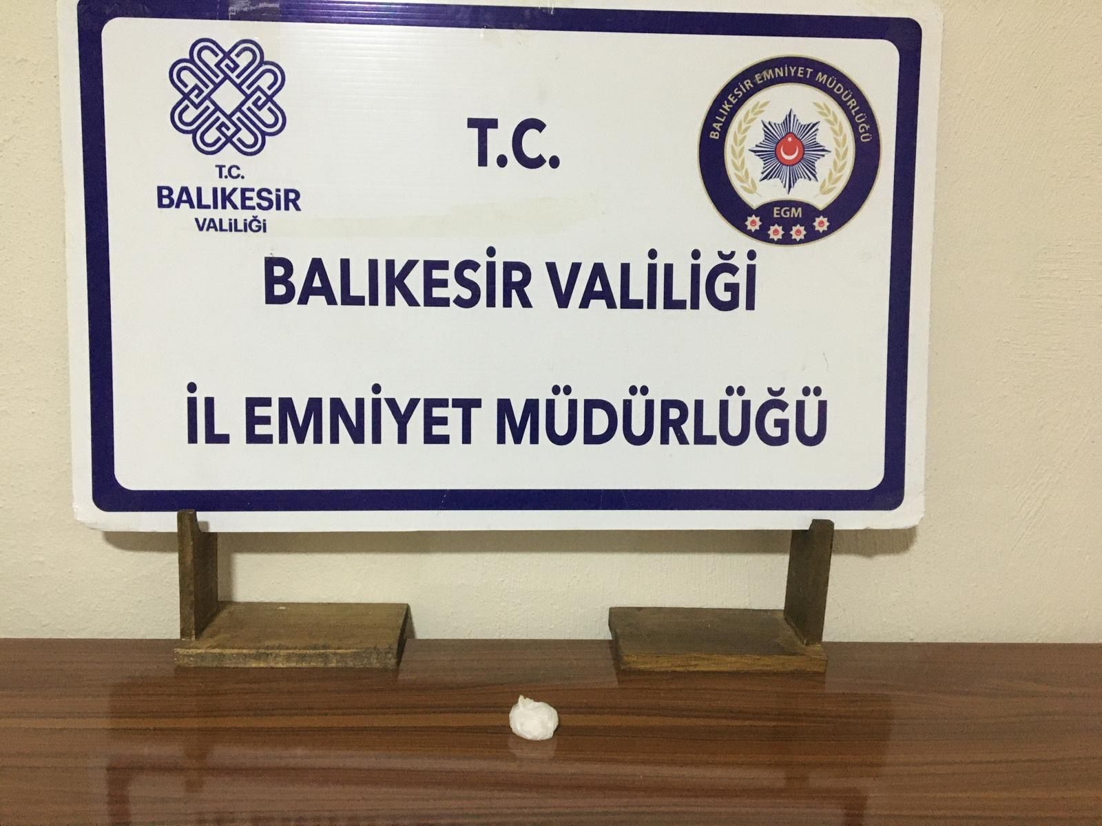 Balıkesir’in Gönen ilçesinde, uyuşturucu madde taşıdığı ihbar edilen 2 şüpheliden