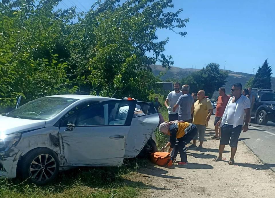 Balıkesir’in Erdek ilçesinde meydana gelen çift taraflı trafik kazasında 2