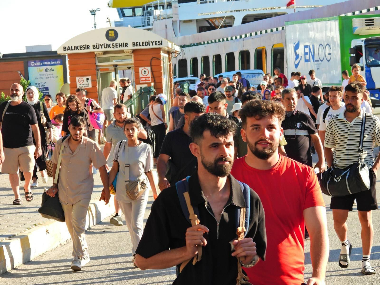 Balıkesir’in Erdek ilçesinde, tatilciler nedeniyle yoğun araç ve yaya trafiği