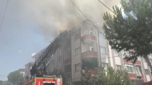 Balıkesir’in Gönen ilçesindeki bir apartmanda çıkan yangın büyük maddi hasara