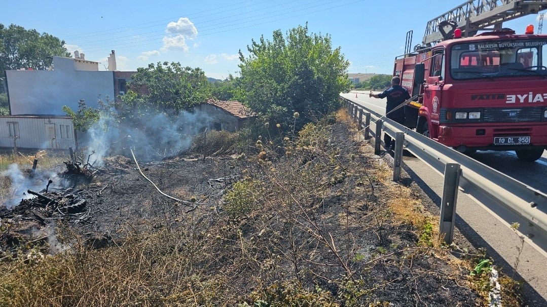 Balıkesir’in Bandırma ilçesinde yerleşim yerine yakın noktalarda eş zamanlı çıkan