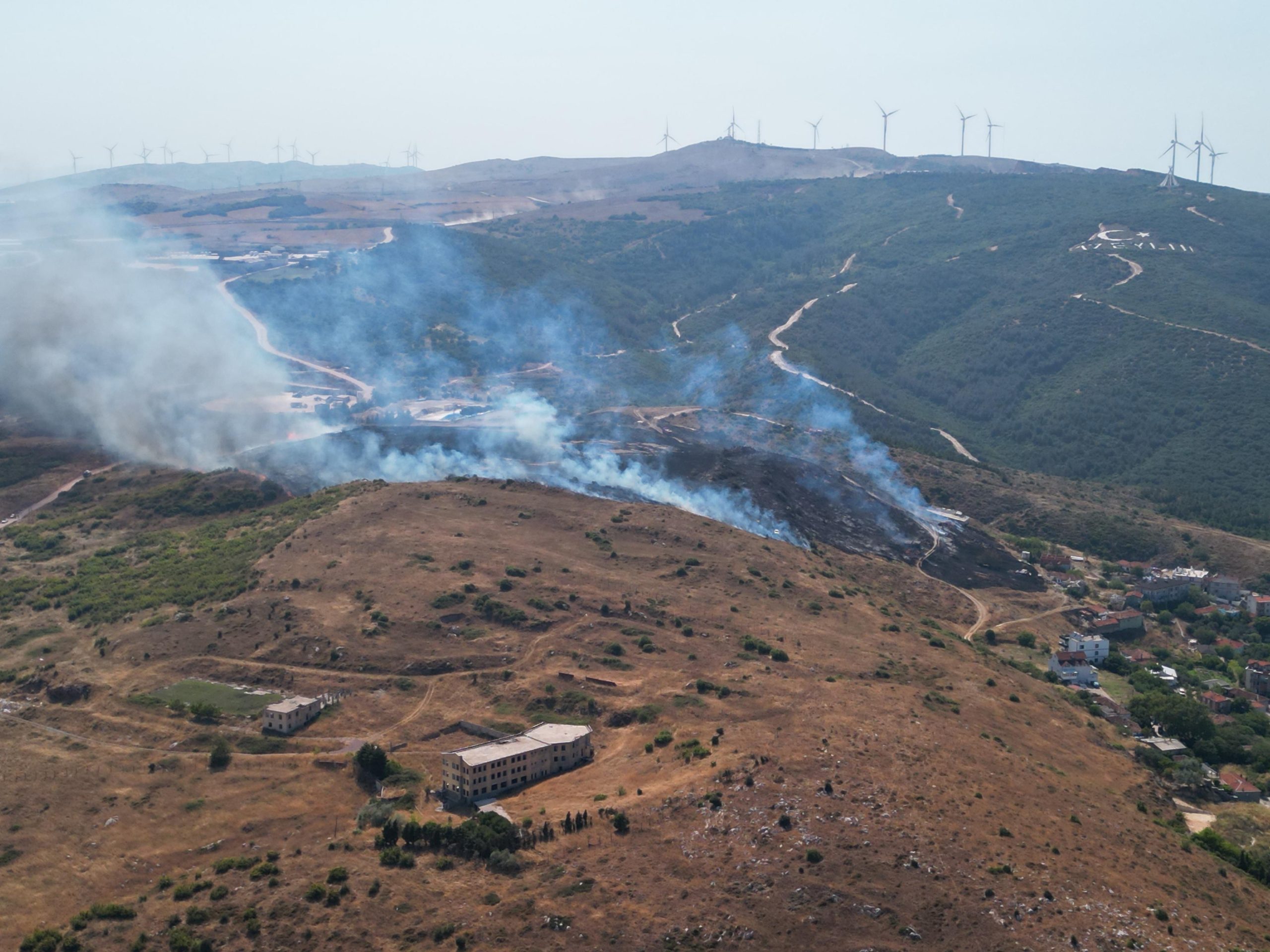 Balıkesir’in Bandırma ilçesindeki bir samanlıktan yayılan yangın yaklaşık 1000 dönümlük