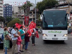 Bandırma’da hacılar çiçeklerle karşılandı