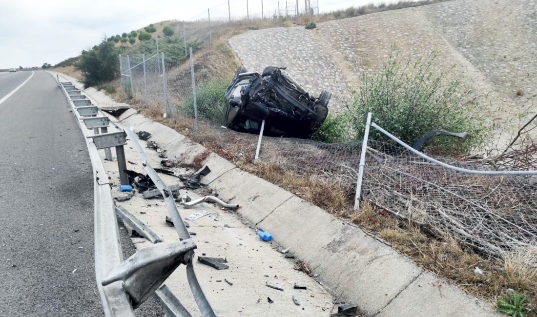 İstanbul-İzmir otoyolunun Karacabey sınırlarında kontrolden çıkan otomobil takla attı. Kazada