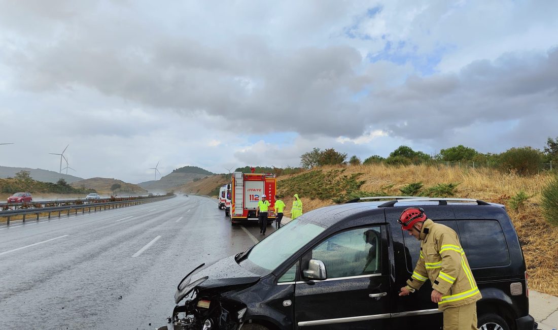 Balıkesir'in Susurluk ilçesinde yağış nedeniyle kayganlaşan yolda meydana gelen trafik